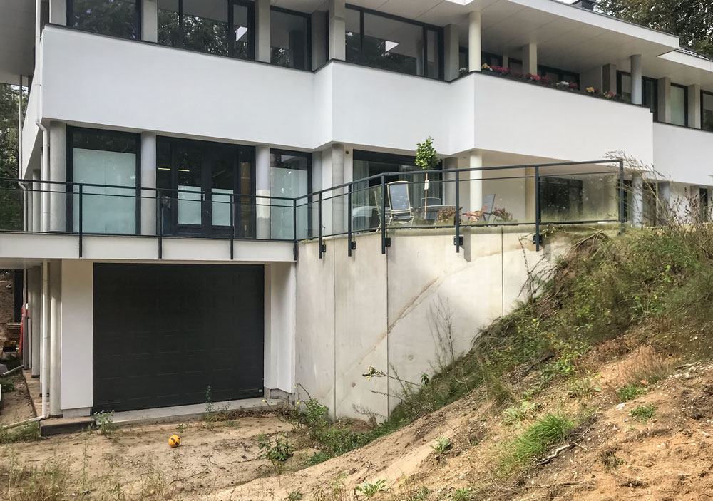 Uitbreiding villa: meer woonruimte en grote bedrijfsruimte. Alles verduurzaamd en de mogelijkheid om volledig zelfvoorzienend te zijn (eigen watervoorziening, zonnepanelen / zonnedakpannen, warmtepomp enz.)